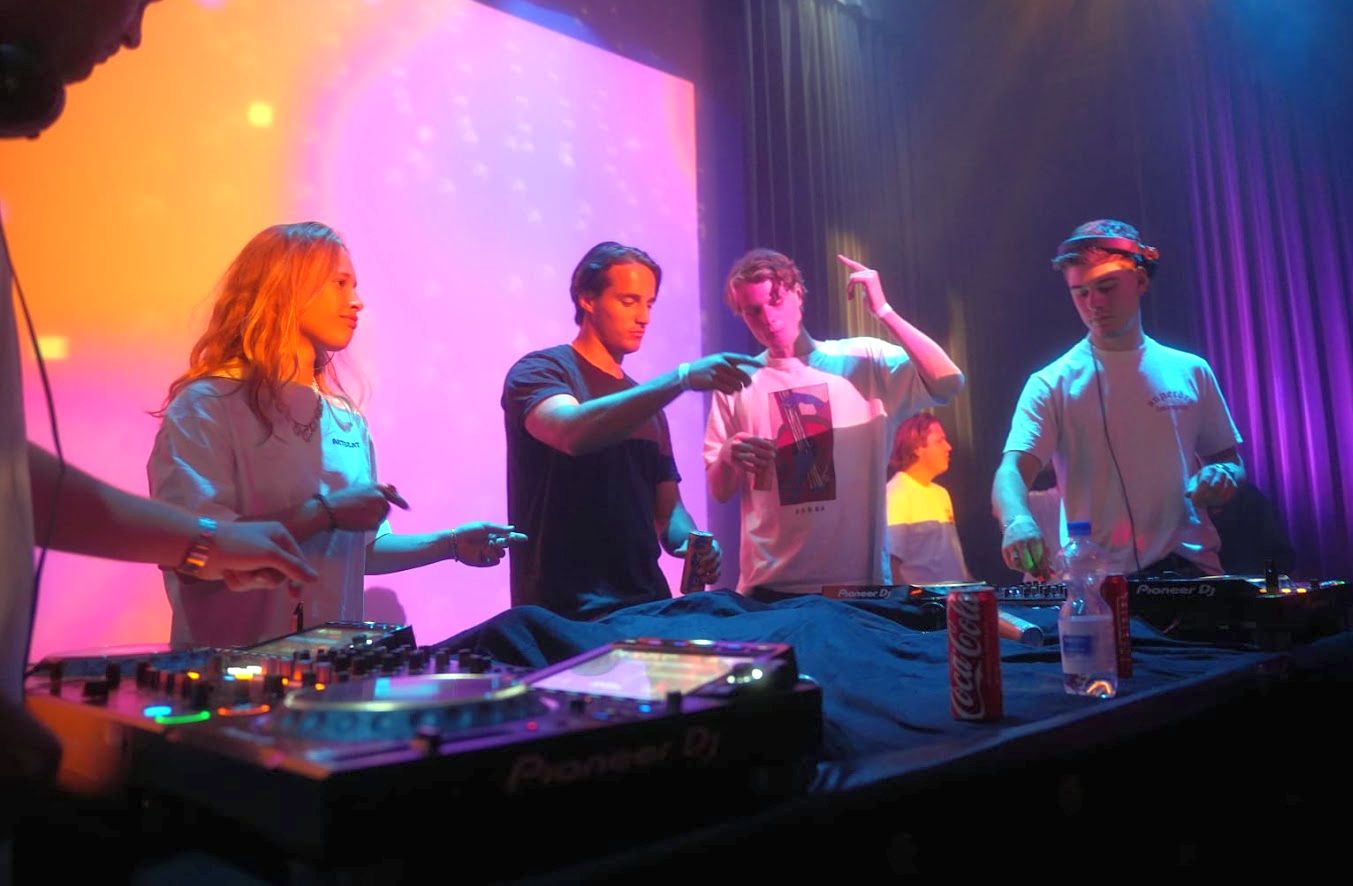 Art Beat - 3 - 2025 - DJ met publiek_crop Art Beat - 3 - 2025 - DJ met publiek_crop